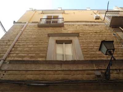 Il primo piano � costituito da un uniforme parato di conci, mentre il secondo livello, rifinito con dell�intonaco ocra, � frutto di una sopraelevazione del 1858
